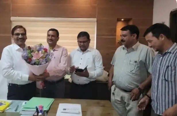 गांव की पगडंडी से निदेशक की कुर्सी तक, डॉ. आरके सिंह की प्रेरक उड़ान