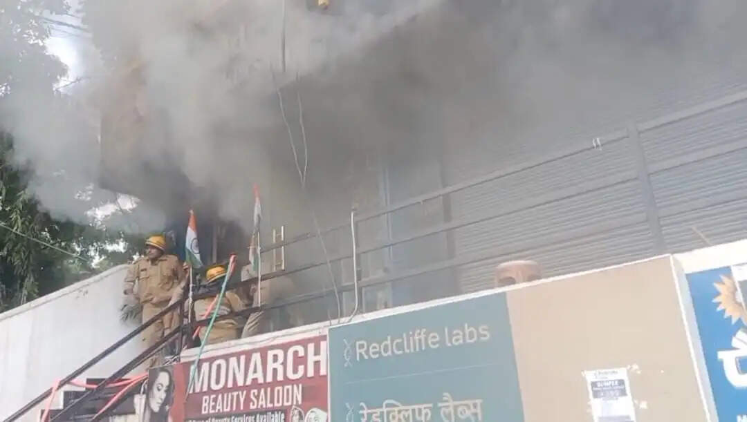 किड्स बैकर्स में शॉर्ट सर्किट से आग, 10 लाख का बेकरी का सामान जलकर राख
