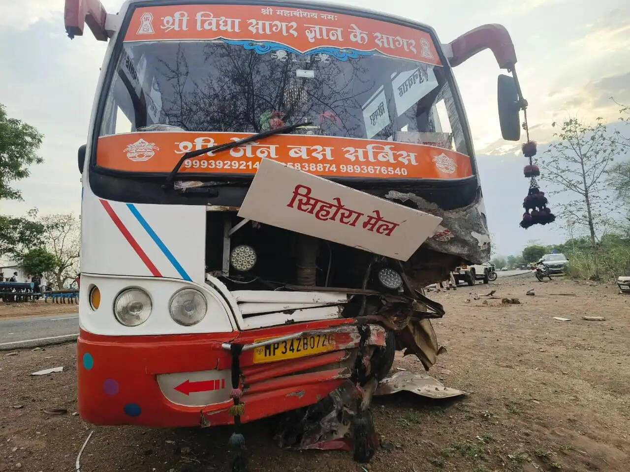 दमोह-जबलपुर स्टेट हाईवे पर भीषण सड़क हादसा, एक ही परिवार के तीन लोगों की मौत
