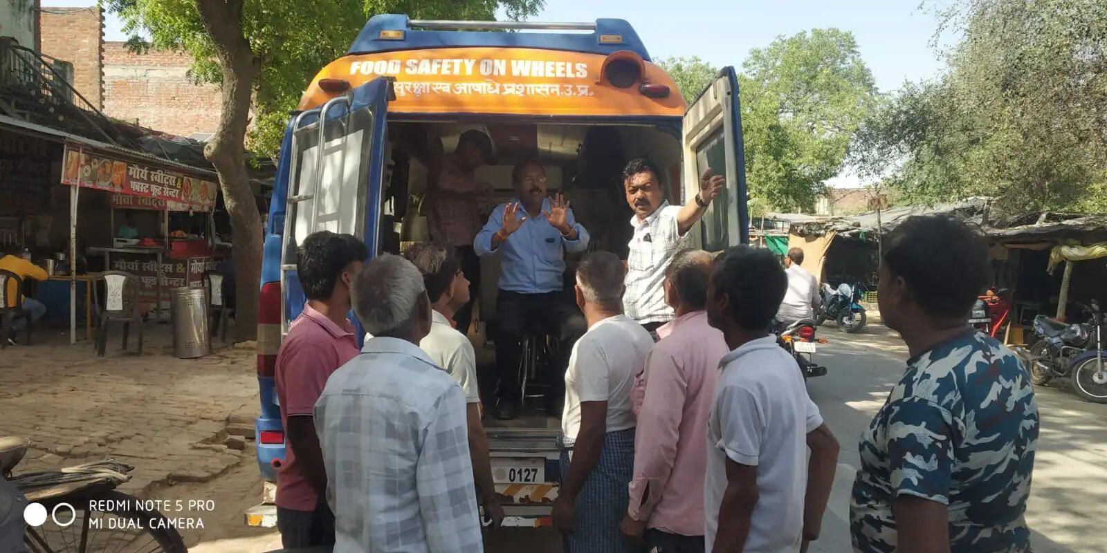 खाद्य विभाग की टीम ने छापेमारी कर विभिन्न प्रतिष्ठानों से भरे गये 35 नमूनों में 04 फेल