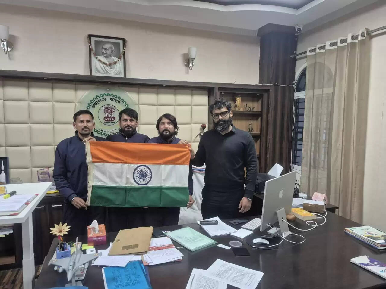 विश्व शांति का संदेश लेकर जशपुर पहुँची विश्व पदयात्री टीम, कलेक्टर से की सौजन्य भेंट