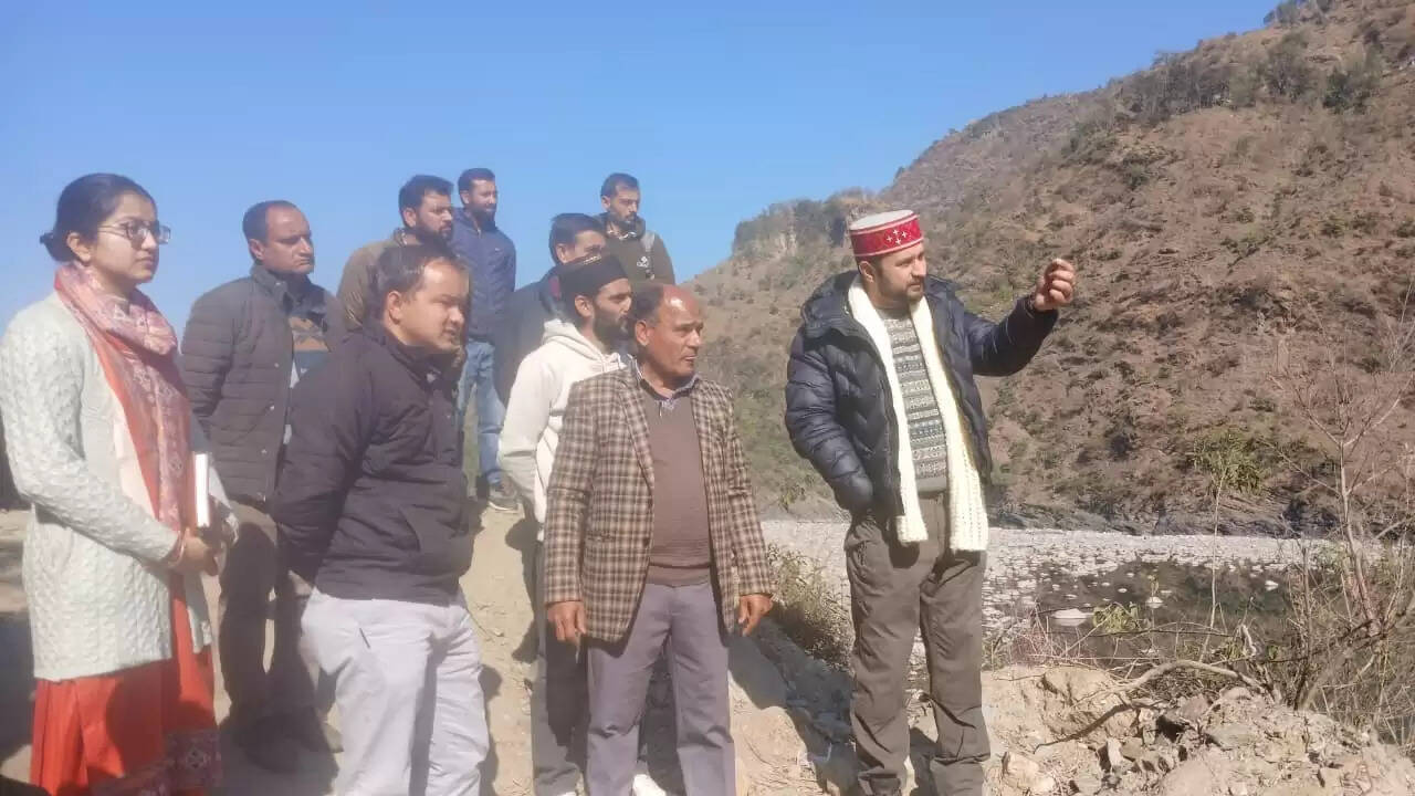 निर्माणाधीन स्प्रेई पुल का उपायुक्त ने किया निरीक्षण, तय समय अवधि में कार्य पूरा करने के दिए निर्देश