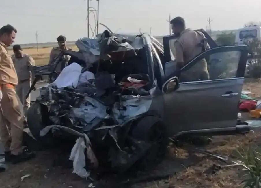 जालौन में कार-ट्रक में भिड़ंत, बहराइच के एक परिवार के 5 सदस्यों की मौत