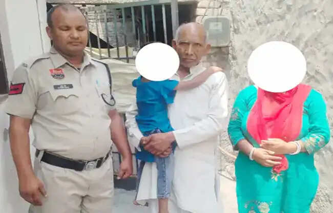 सोनीपत: पुलिस ने पांच साल की बिछड़ी बच्ची को परिजनों से मिलाया