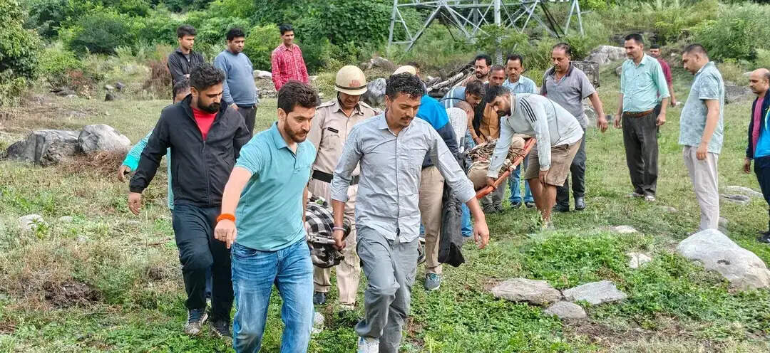 आनी में भीषण सड़क हादसा, चार लोगों की मौत, एक घायल