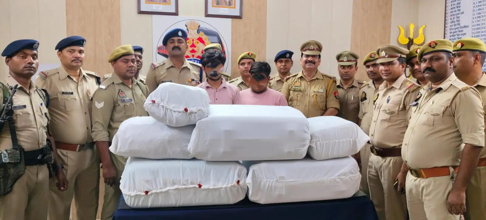 कानपुर सेंट्रल स्टेशन पर 74 किलो गांजा बरामद, दो तस्कर गिरफ्तार