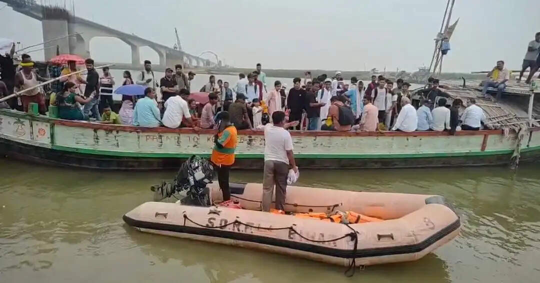 बीच धारा में खराब हुई यात्रियों से भरी नाव, एसडीआरएफ ने बचाई 100 से ज्यादा जानें