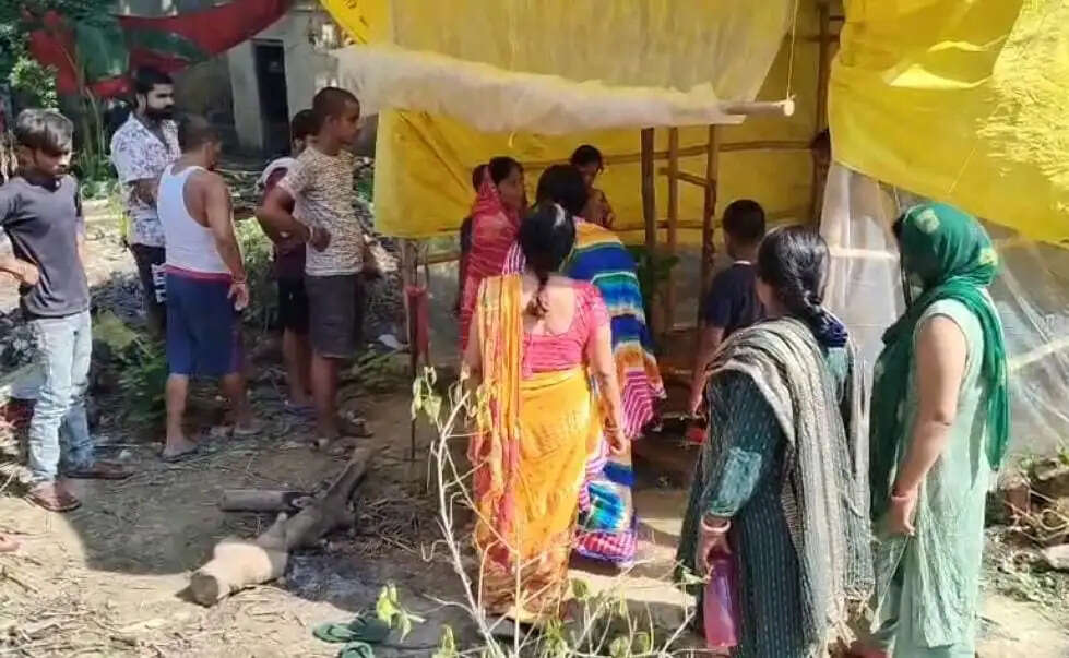 मां काली की प्रतिमा और सोने-चांदी के आभूषण ले उड़े चोर, सीसीटीवी में कैद वारदात