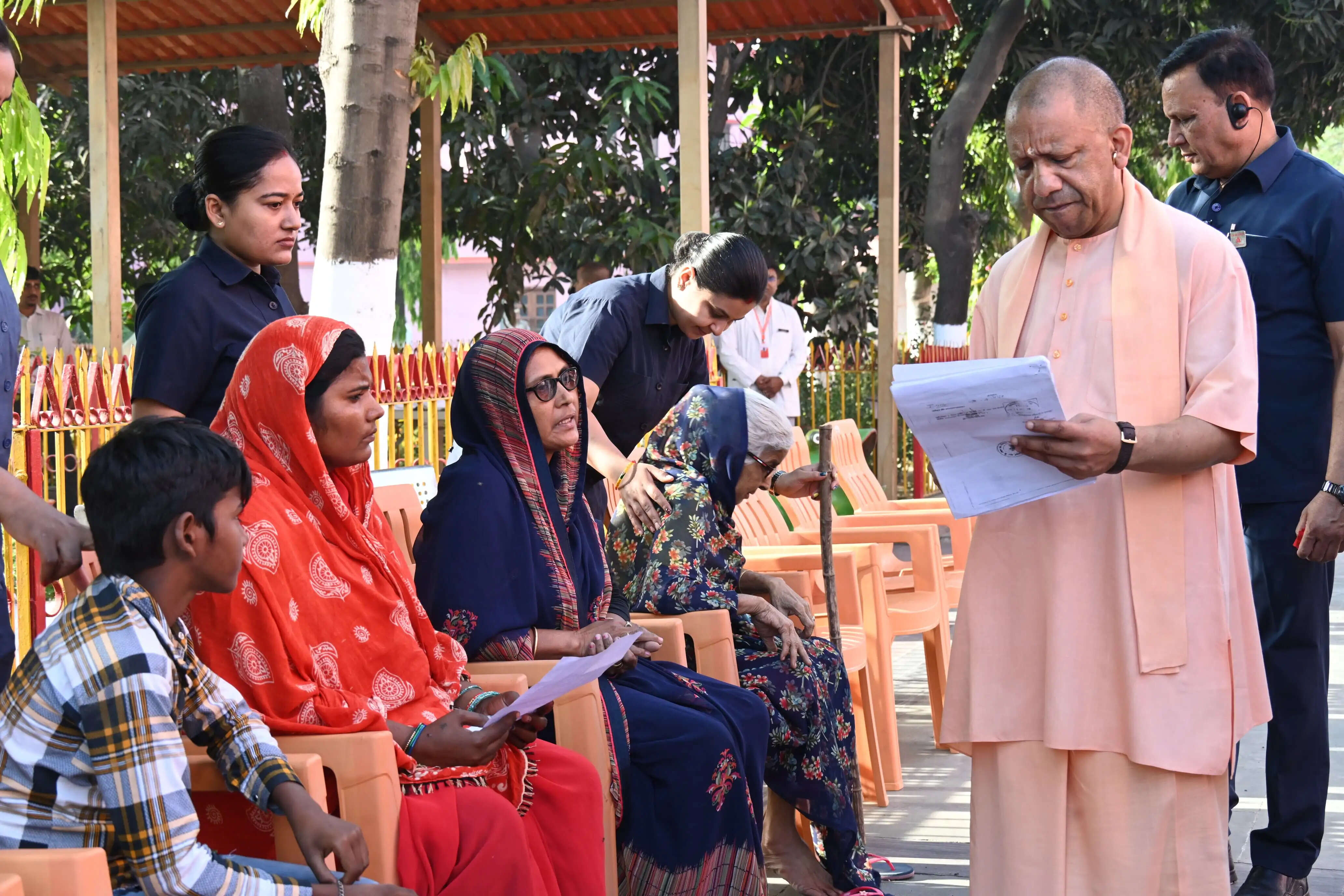 जरूरतमंद के आवास और बीमार के इलाज की होगी व्यवस्था : मुख्यमंत्री योगी