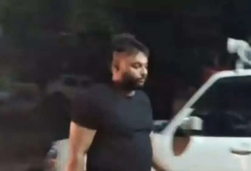 सनकी युवक ने दुकानदार को मारा चाकू, आरोपित हिरासत में