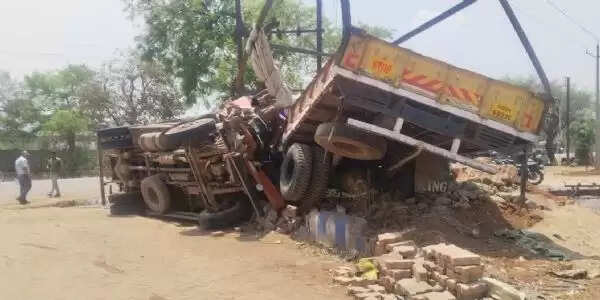 खड़ी ट्रक में जा घुसी तेज रफ्तार मेटाडोर, चालक व परिचालक घायल