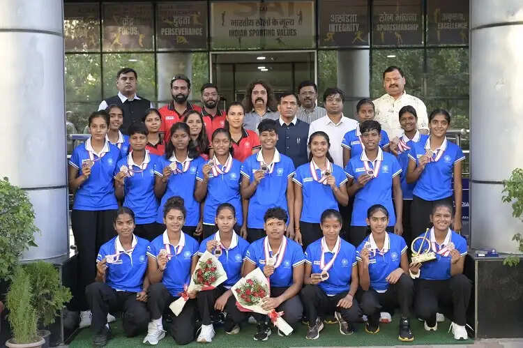 अंडर-18 हॉकी एशिया कप में शानदार प्रदर्शन पर भारतीय टीमों का सम्मान, खेल मंत्री ने दिया पुरस्कार