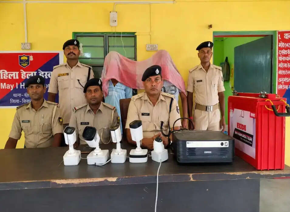 इनवर्टर की बैटरी चोरी करते युवक गिरफ्तार, पांच सीसीटीवी कैमरे व इनवर्टर बरामद