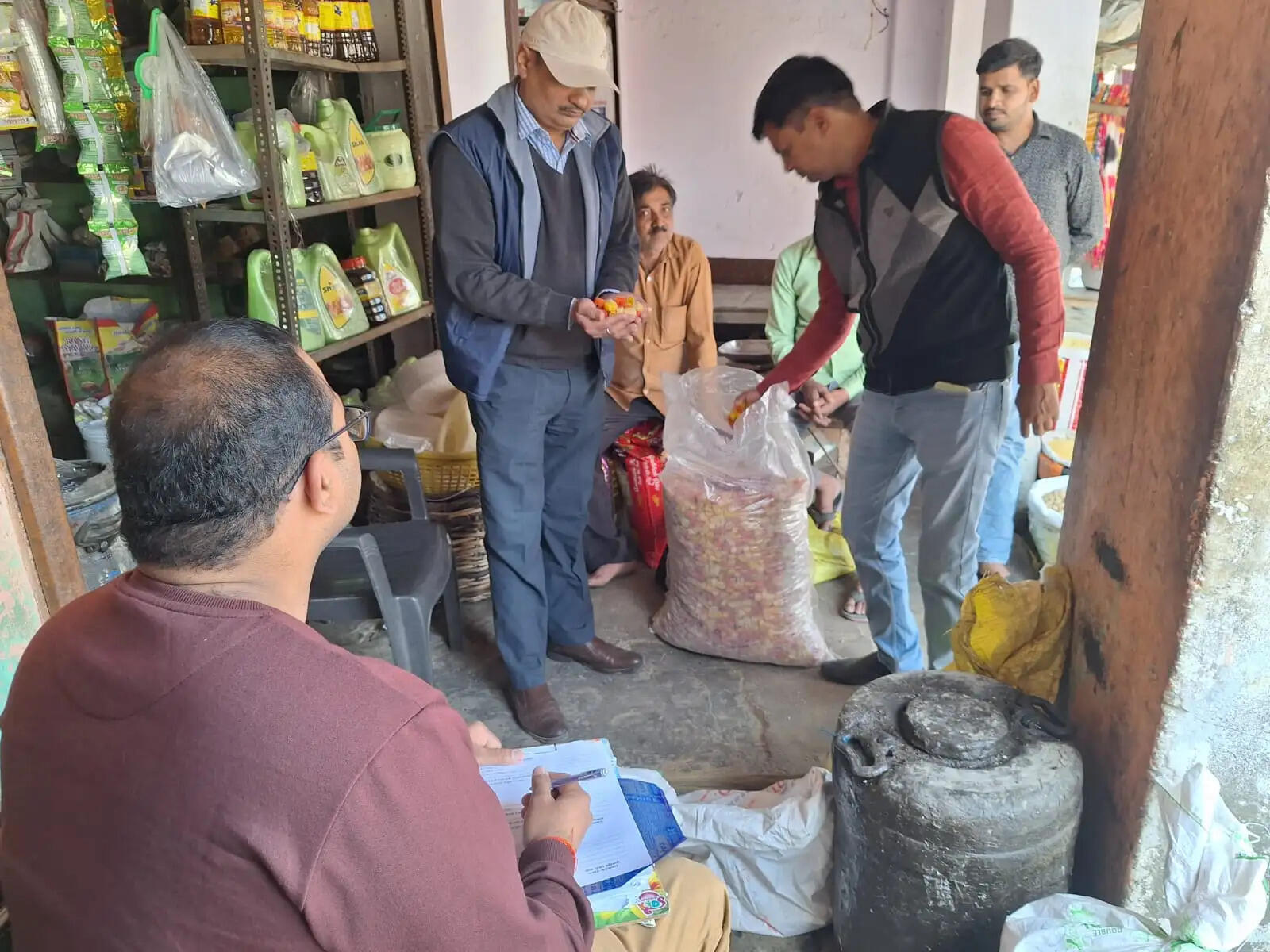 खाद्य सुरक्षा टीम ने छापा मारकर 132 किलो. रंगीन कचरी की सीज