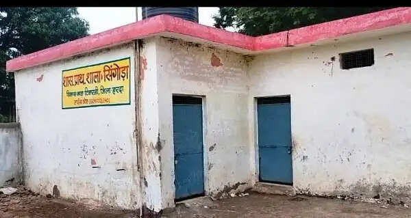 एकल शिक्षक की बैठक में मौजूदगी से समय पूर्व बंद मिला प्राथमिक विद्यालय, डीईओ ने जांच के दिए निर्देश