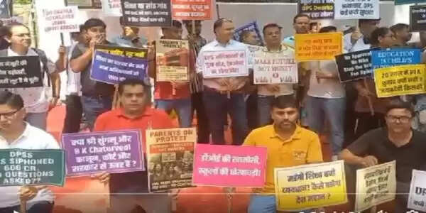 डीपीएस द्वारका में छात्रों के अभिभावकों ने फीस वृद्धि के मुद्दे पर किया प्रदर्शन