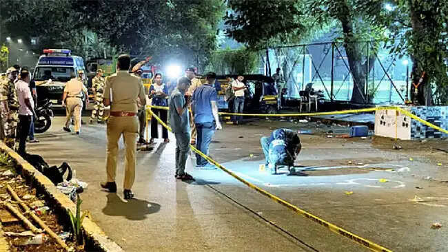 टाइगर श्रॉफ फायरिंग मामला: विपक्ष ने कहा-महाराष्ट्र में कानून व्यवस्था बदहाल, राष्ट्रपति शासन लगाने की मांग