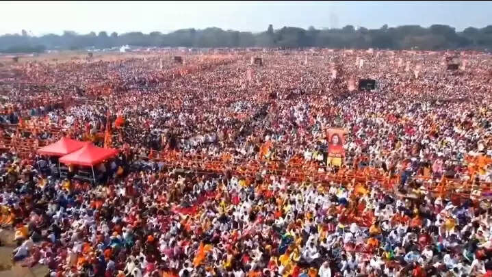 कोलकाता के ब्रिगेड परेड मैदान में लाखों लोगों ने पढ़ी गीता, राज्यपाल बोले - धार्मिक अहंकार खत्म करने का समय आ गया