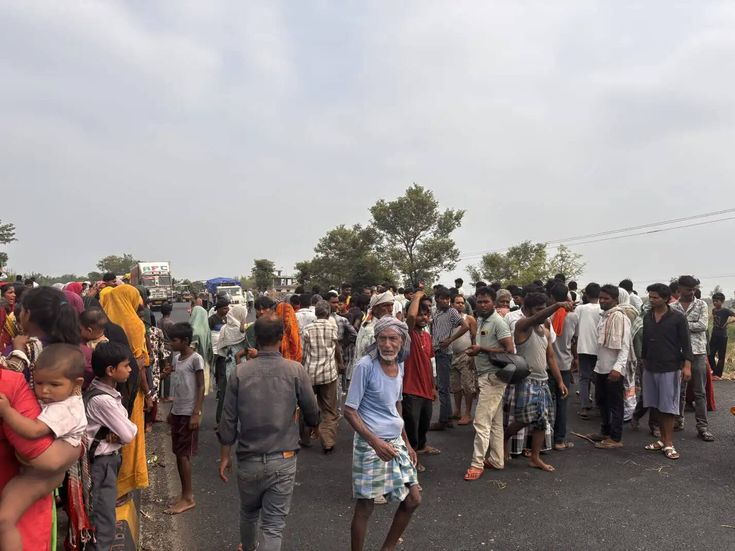 तेज रफ्तार पिकअप की चपेट में आने से दस वर्षीय बच्चे की मौत, ग्रामीणों ने एनएच-27 किया जाम