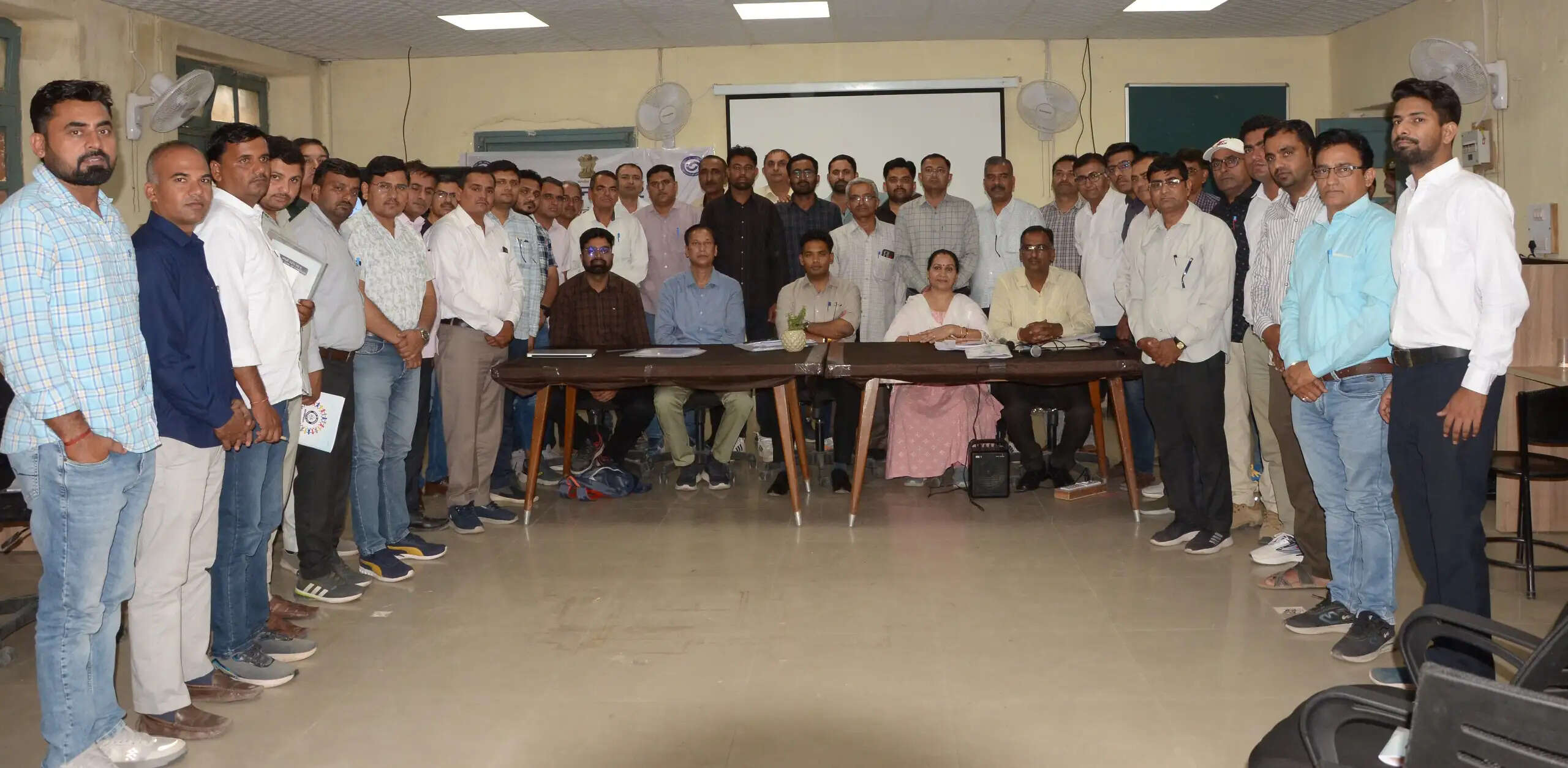 जिला कलेक्टर ने जनगणना के प्रशिक्षणार्थियों से किया संवाद