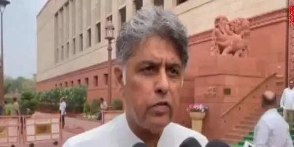 अमेरिकी सेल्फ-डिपोर्टेशन स्कीम में ताजमहल की फोटो पर विवाद, मनीष तिवारी बोले- सरकार जवाब दे