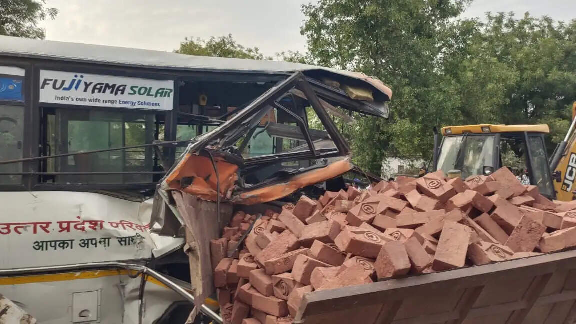 ईंट लदी ट्रैक्टर ट्राली से टकराई राेडवेज बस ,चालक सहित तीन घायल