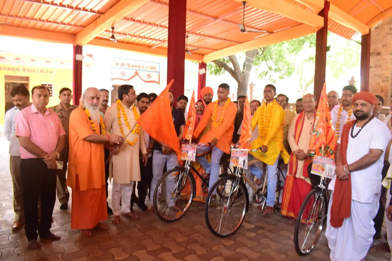 झांसी : साइकिल से प्रथम बार चारधाम यात्रा पर निकले तीन श्रद्धालु