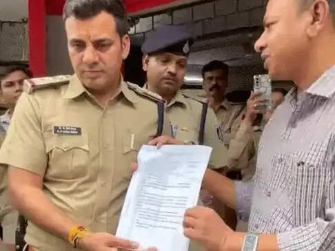 इंदौर में उर्मिला सैनी हत्याकांड पर फूटा गुस्सा, डाक कर्मचारियों और रहवासियों ने घेरा थाना, जल्द कार्रवाई की मांग