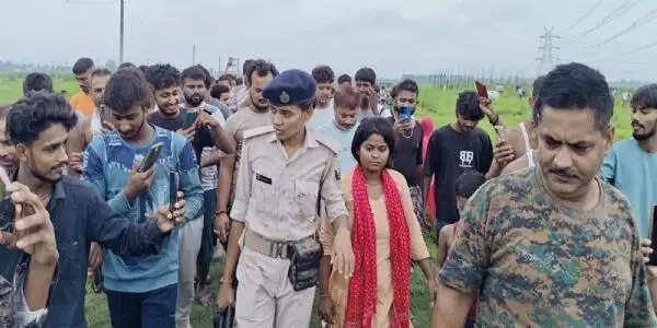 पारिवारिक विवाद के बाद 132 केवी हाईटेंशन टावर पर चढ़ी विवाहिता, पुलिस व ग्रामीणों की सूझबूझ से टला बड़ा हादसा