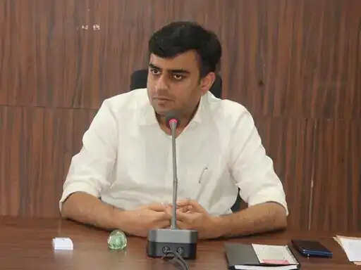 शहडोल : कलेक्टर ने 14 अधिकारियों पर लगाया जुर्माना,जन्म-मृत्यु प्रमाण पत्र, नामांतरण में देरी की
