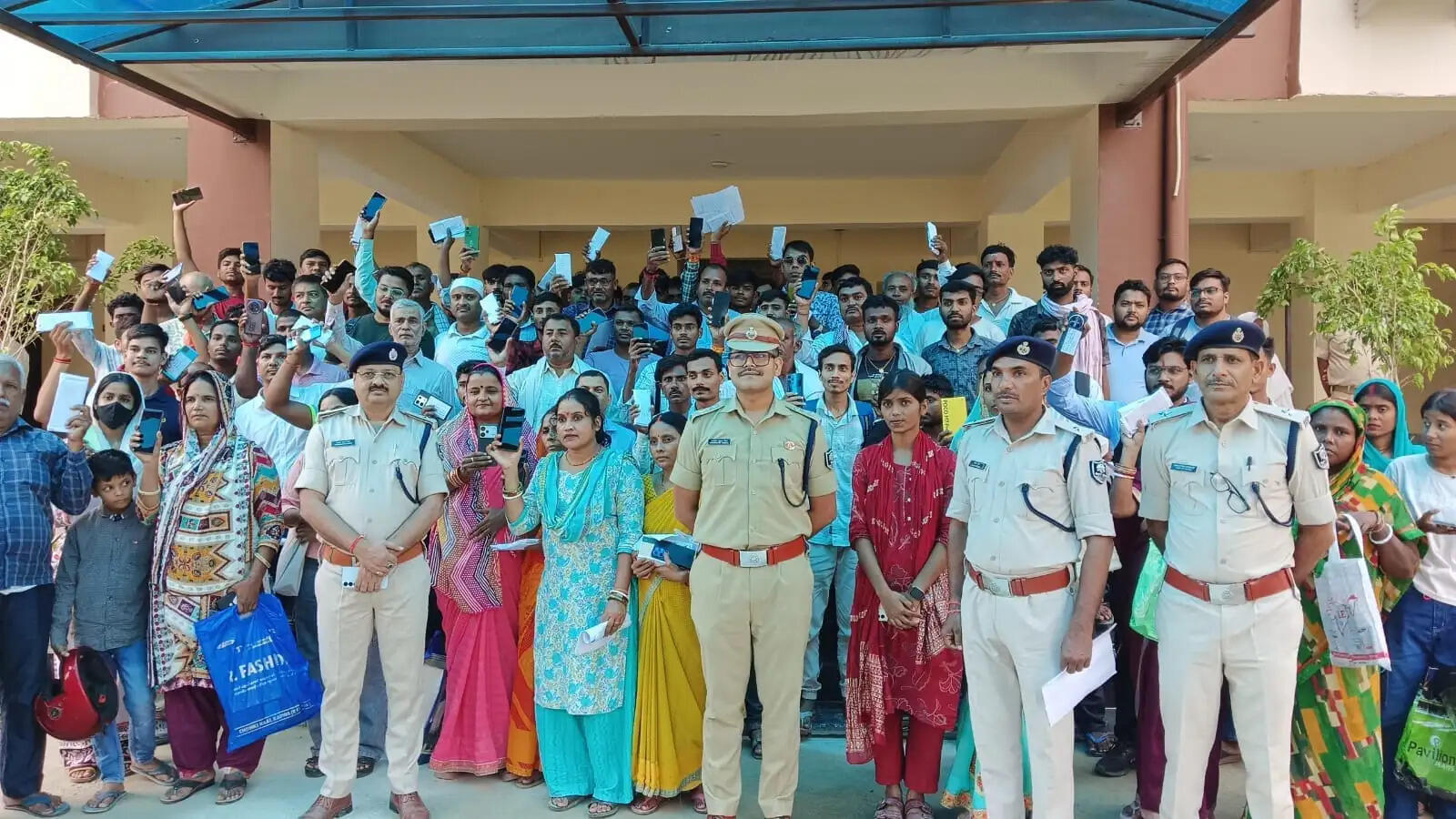 'ऑपरेशन मुस्कान': सितंबर माह में 39 लाख के 120 मोबाइल मालिकों को पुलिस ने लौटाए