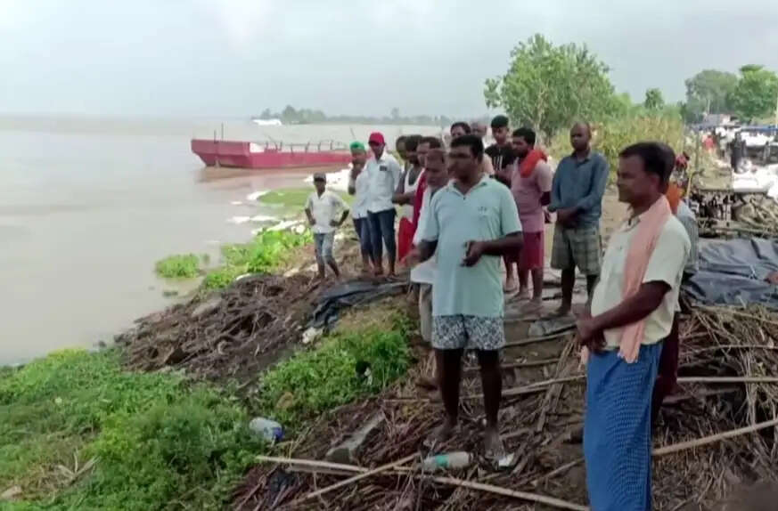 राघोपुर में चार दिनों के भीषण तांडव के बाद थमा गंगा का कटाव, लेकिन नई जगह बांध पर मंडराया खतरा