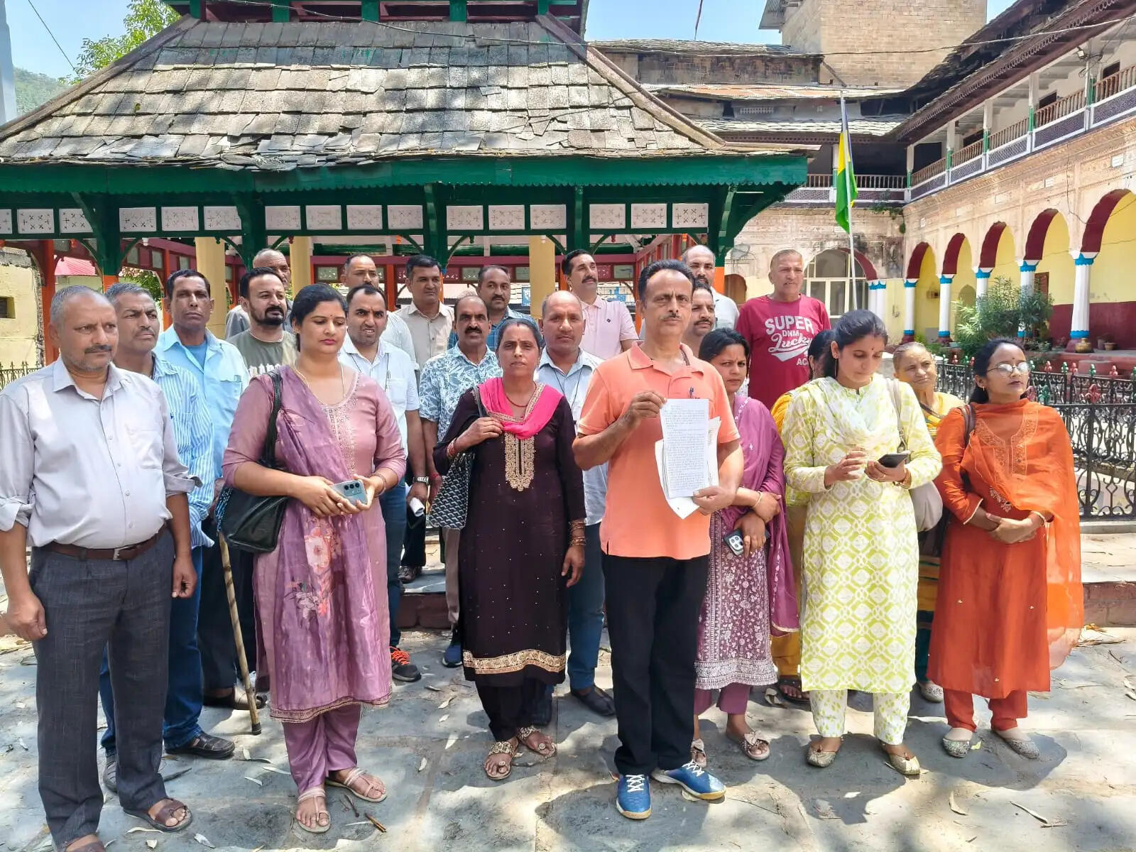 फोरलेन निर्माण से प्रभावित ग्रामीणों का फूटा गुस्सा, उपायुक्त को सौंपा विस्तृत ज्ञापन