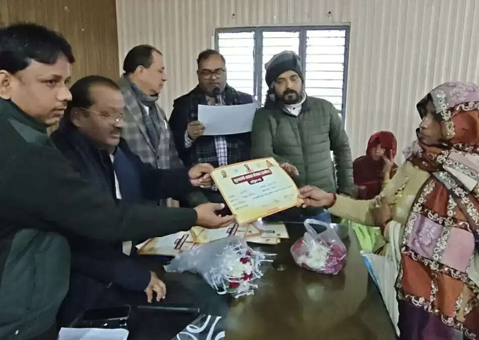 फिरोजाबाद : आवास प्रमाण पत्र पाकर खिले 108 लाभार्थियों के चेहरे