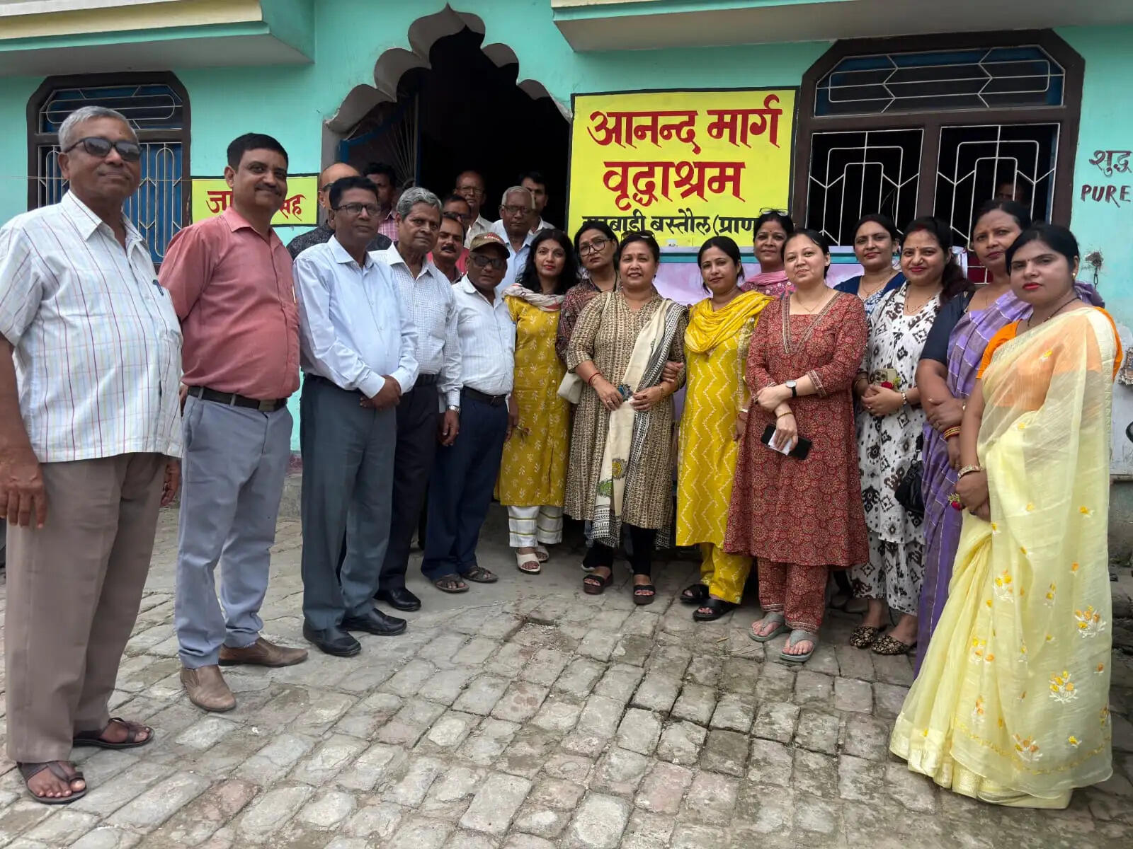 रेल महिला कल्याण संगठन ने वृद्धा आश्रम में बाँटी खुशियाँ