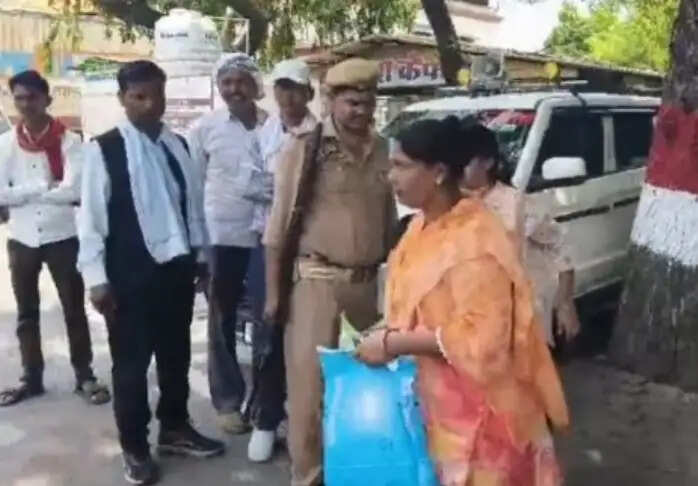 कलेक्ट्रेट में धरने पर बैठी महिला ने किया आत्मदाह का प्रयास