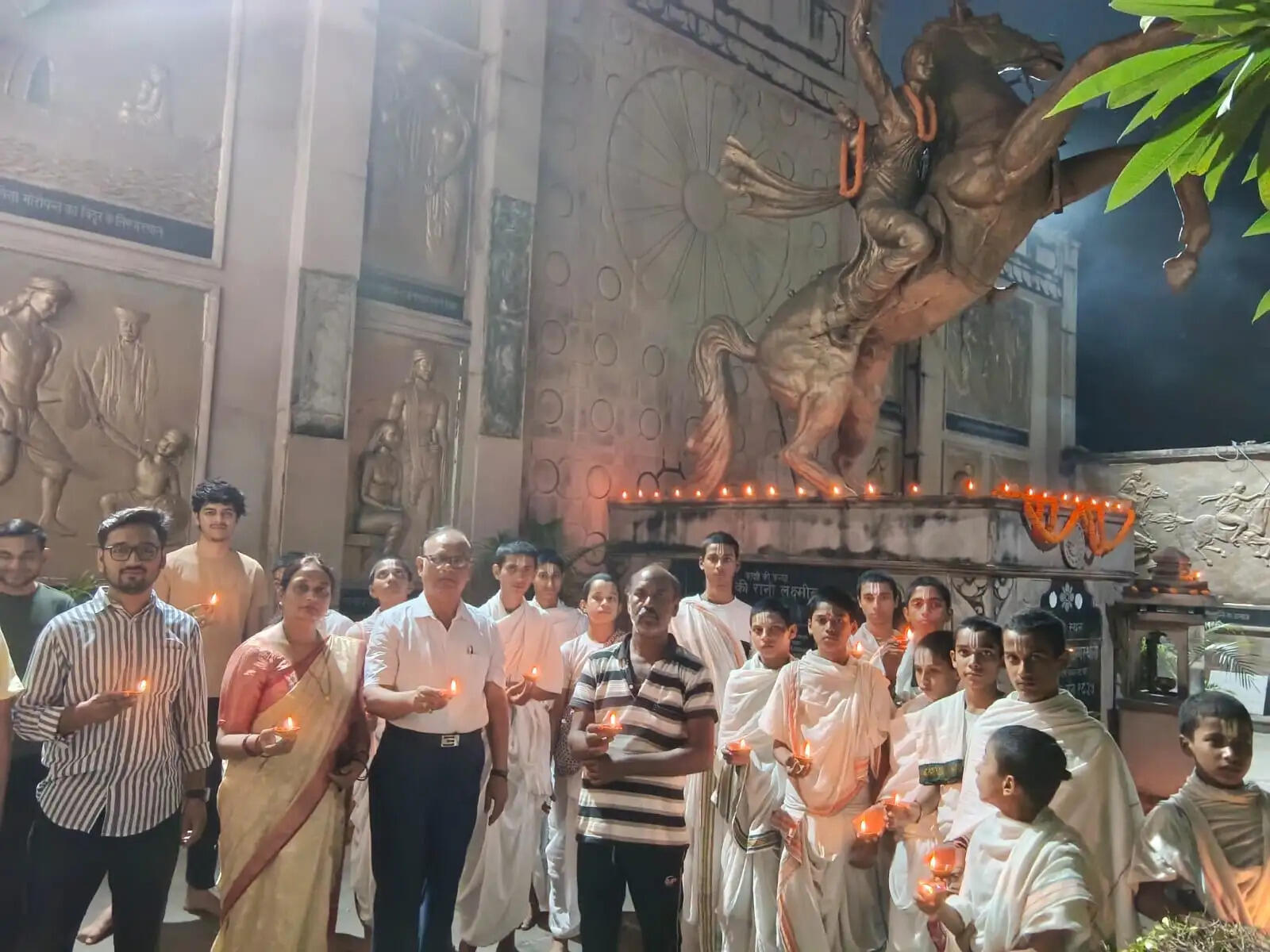 वाराणसी : शारदीय नवरात्र में देवी के रूप में पूजी गई वीरांगना महारानी लक्ष्मीबाई