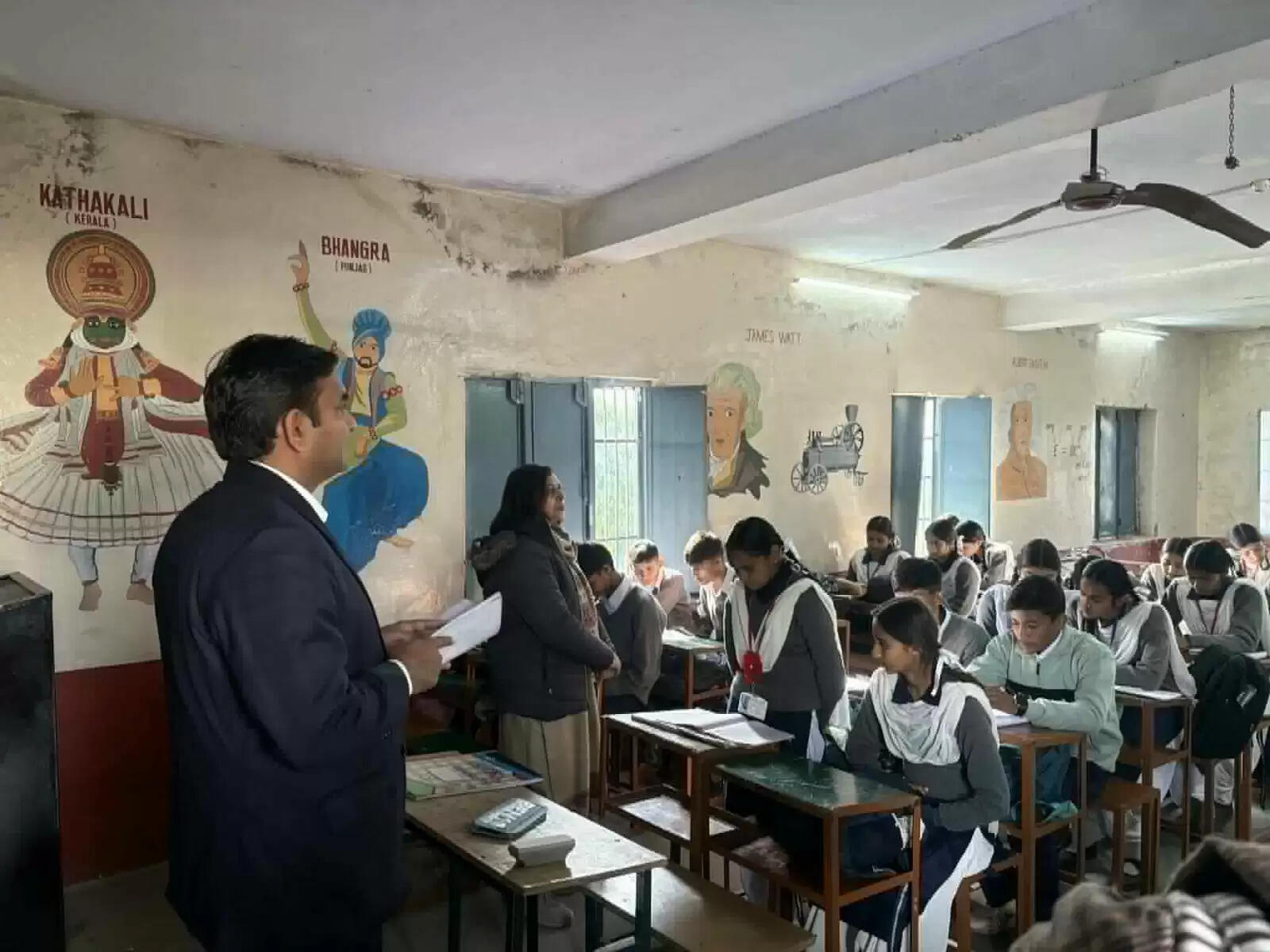 अपना विद्यालय” कार्यक्रम के तहत उपायुक्त ने किया बगली स्कूल का निरीक्षण