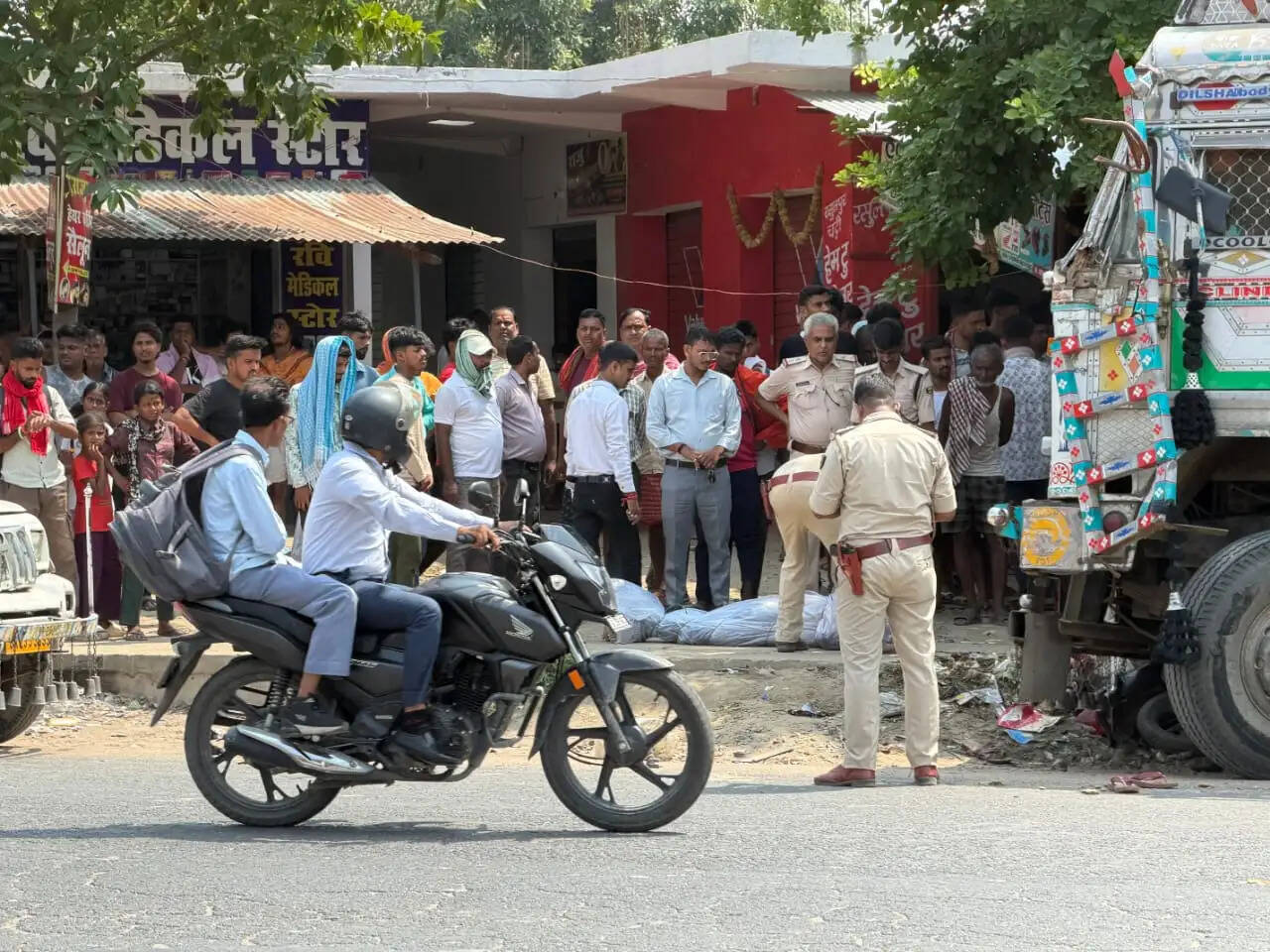 छपरा-सीवान रोड पर सड़क दुर्घटना में दंपती को बालू लदे ट्रक ने रौंदा पति की मौत