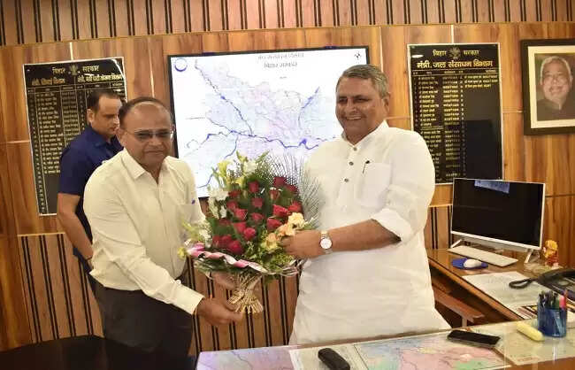 मुख्यमंत्री सम्राट पहुंचे सचिवालय, अधिकारियों के साथ की बैठक, विजय चौधरी ने पदभार किया ग्रहण