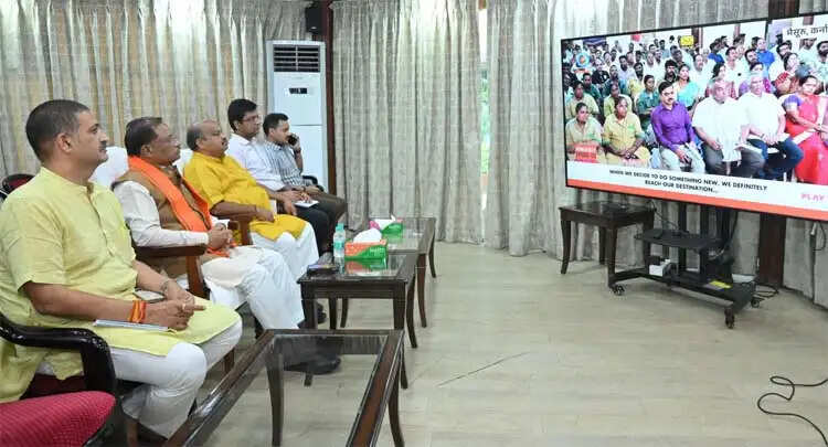 मुख्यमंत्री साय ने जनप्रतिनिधियों और अधिकारियों के साथ सुनी ‘मन की बात’