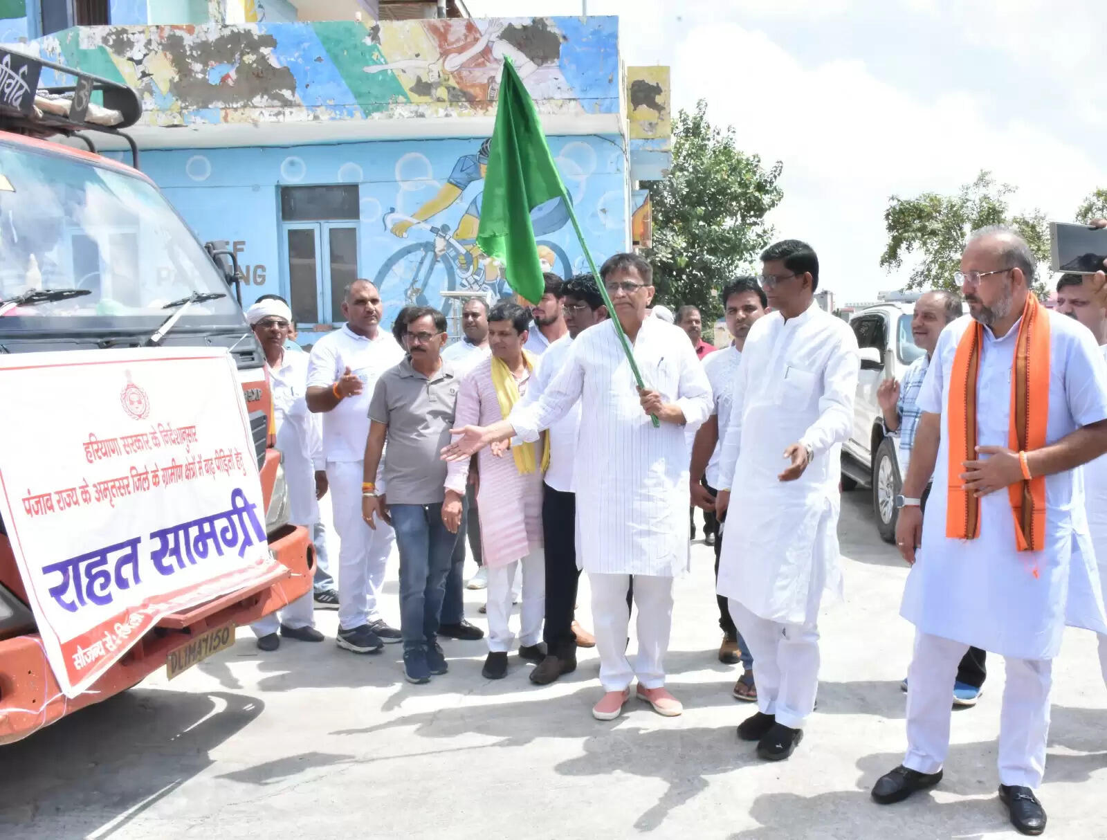 झज्जर : पंजाब में बाढ़ पीड़ितों के लिए भेजी राहत सामग्री