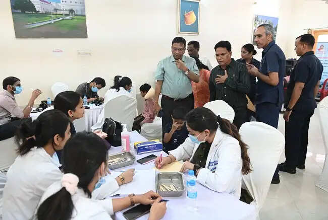 केजीएमयू के चिकित्सकों ने जन भवन में अध्ययनरत विद्यार्थियों का किया स्वास्थ्य परीक्षण