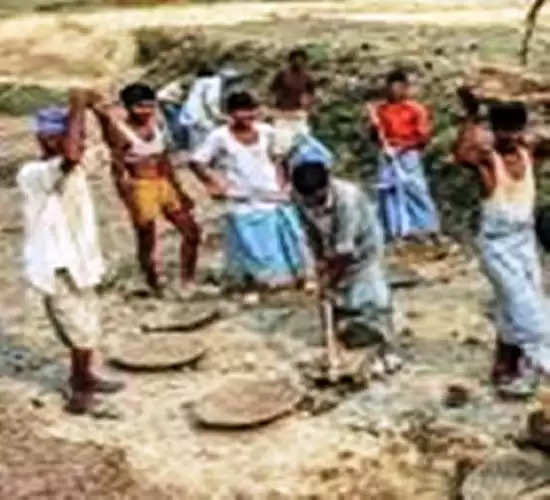 मनरेगा श्रमिकों की बकाया है चार करोड़ मजदूरी, धीमी हुई निर्माणाधीन कार्यों की गति