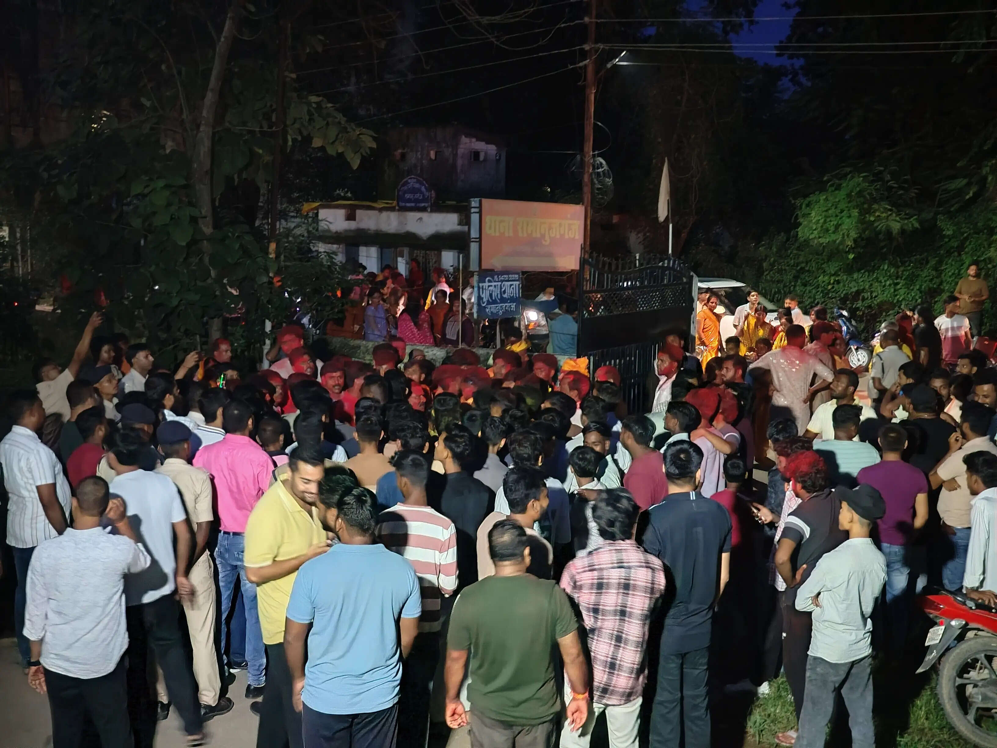 डीजे बंद कराने पर भड़के गणेश पूजा समिति के लोग, रामानुजगंज थाने का घेराव