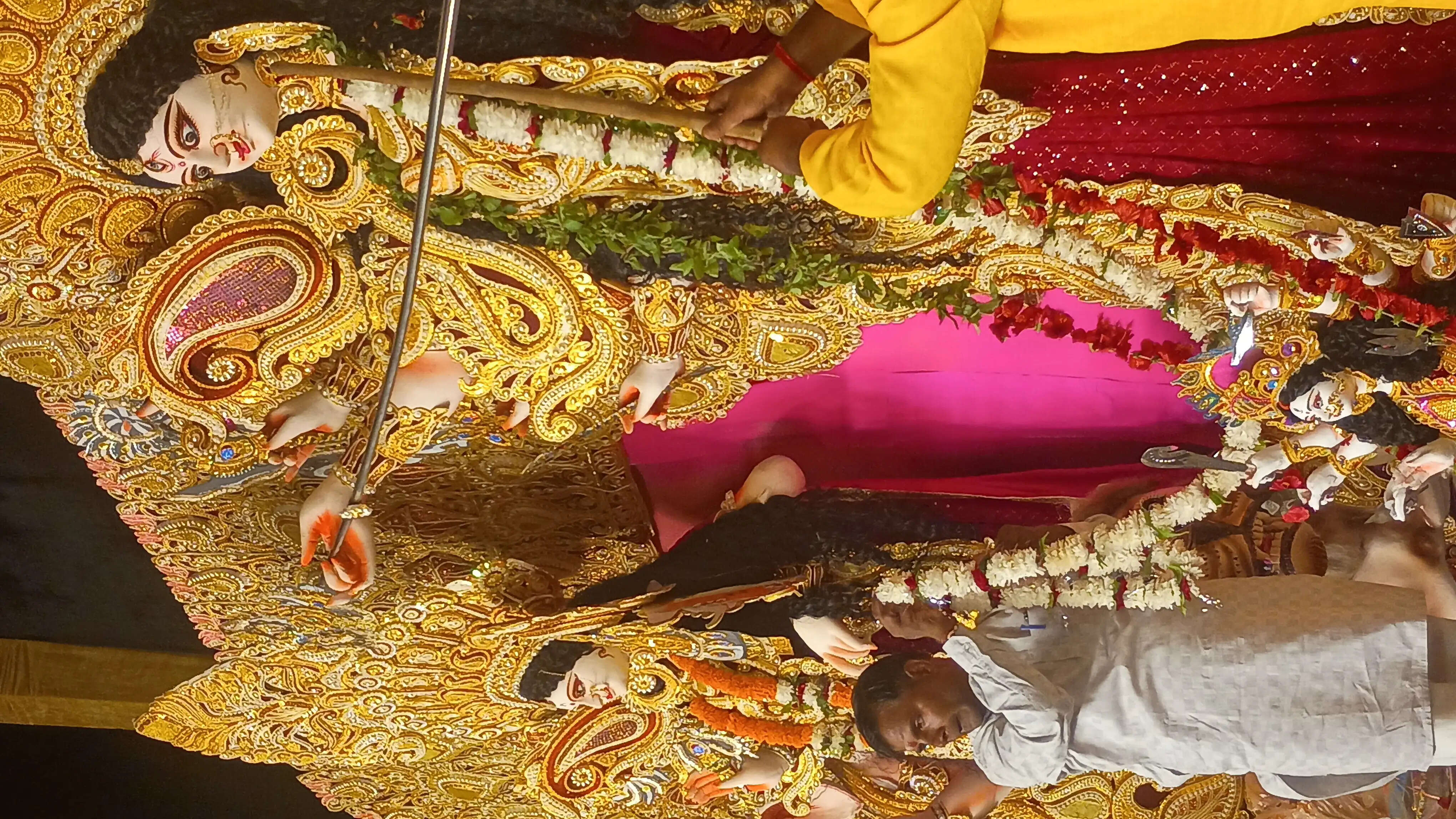 देवरिया : हिंदू सम्राट दल के दुर्गा पूजा पंडाल में विधि विधान से 151 महिलाओं ने की आरती