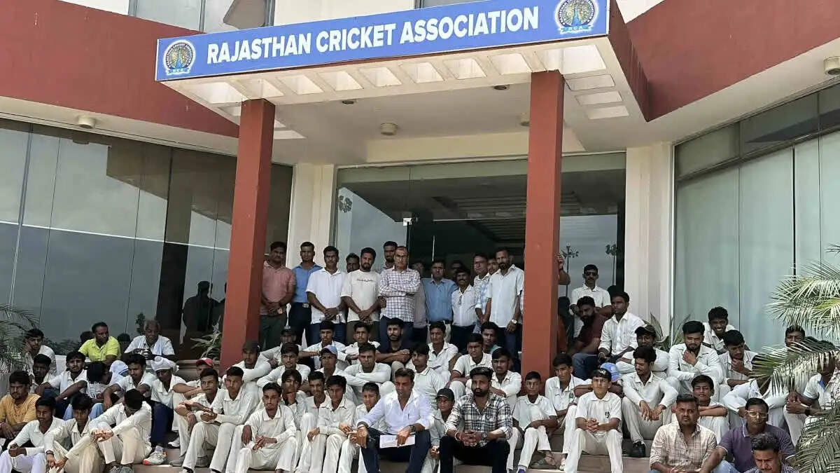 भरतपुर जिला क्रिकेट संघ के निलंबन के विरोध में आरसीए पहुंचे खिलाड़ी