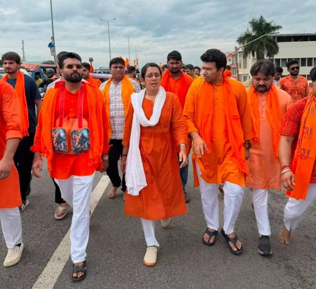 सावन में हरिद्वार से ऋषिकेश तक तेजस्वी सूर्या ने उठाई कांवड़, हरिद्वार से वीरभद्र तक निकली यात्रा
