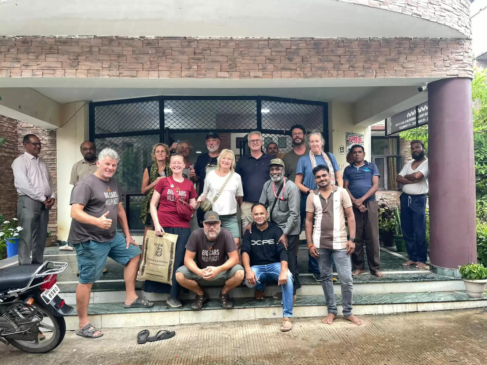 अपनी कारों से 17 देश की यात्रा कर नीदरलैंड पर्यटक पहुंचे मप्र के चंदेरी