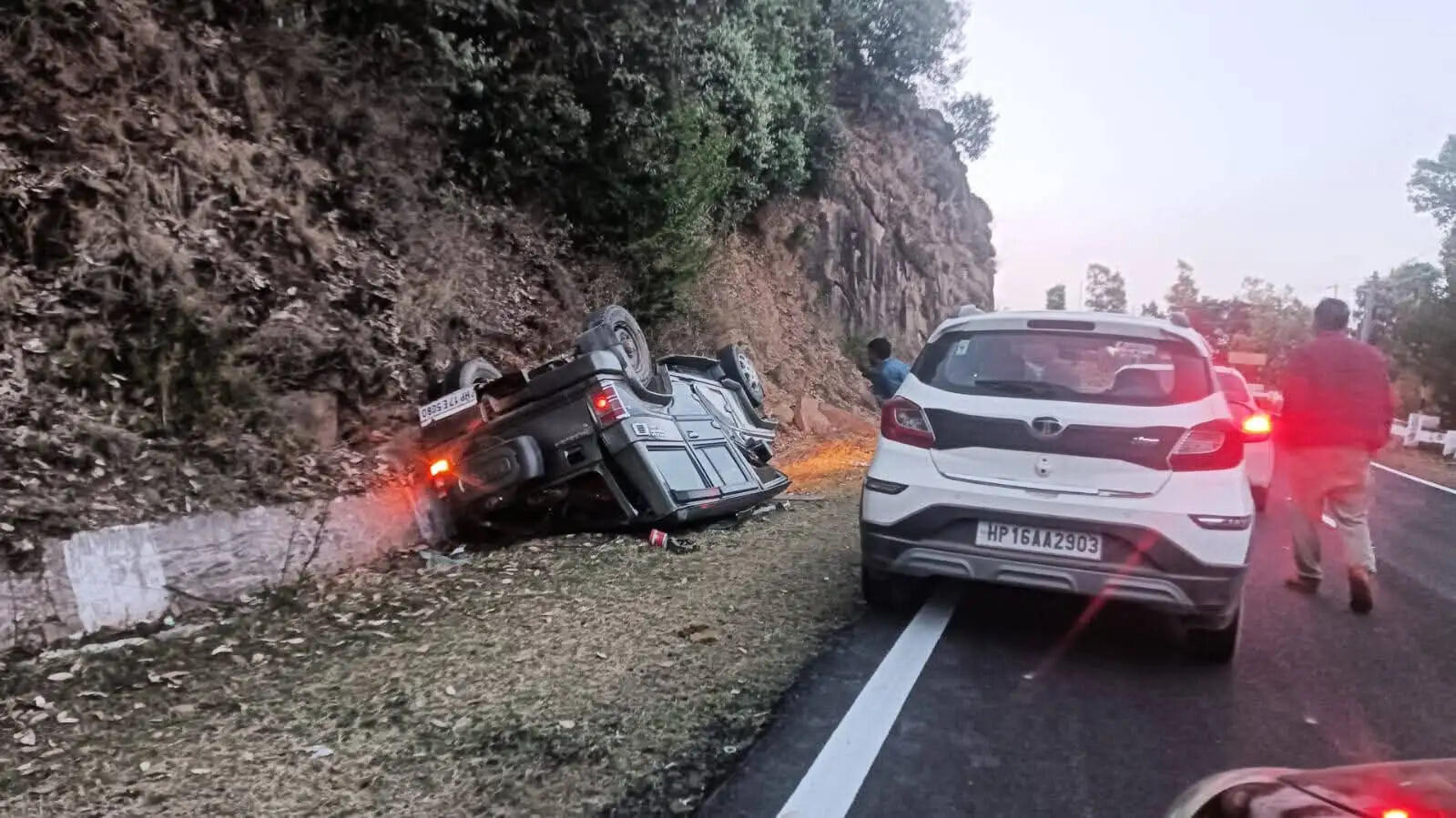 नाहन-कुमारहट्टी हाईवे पर दो हादसे, पेट्रोल से भरा टैंकर पलटा, बोलेरो भी दुर्घटनाग्रस्त